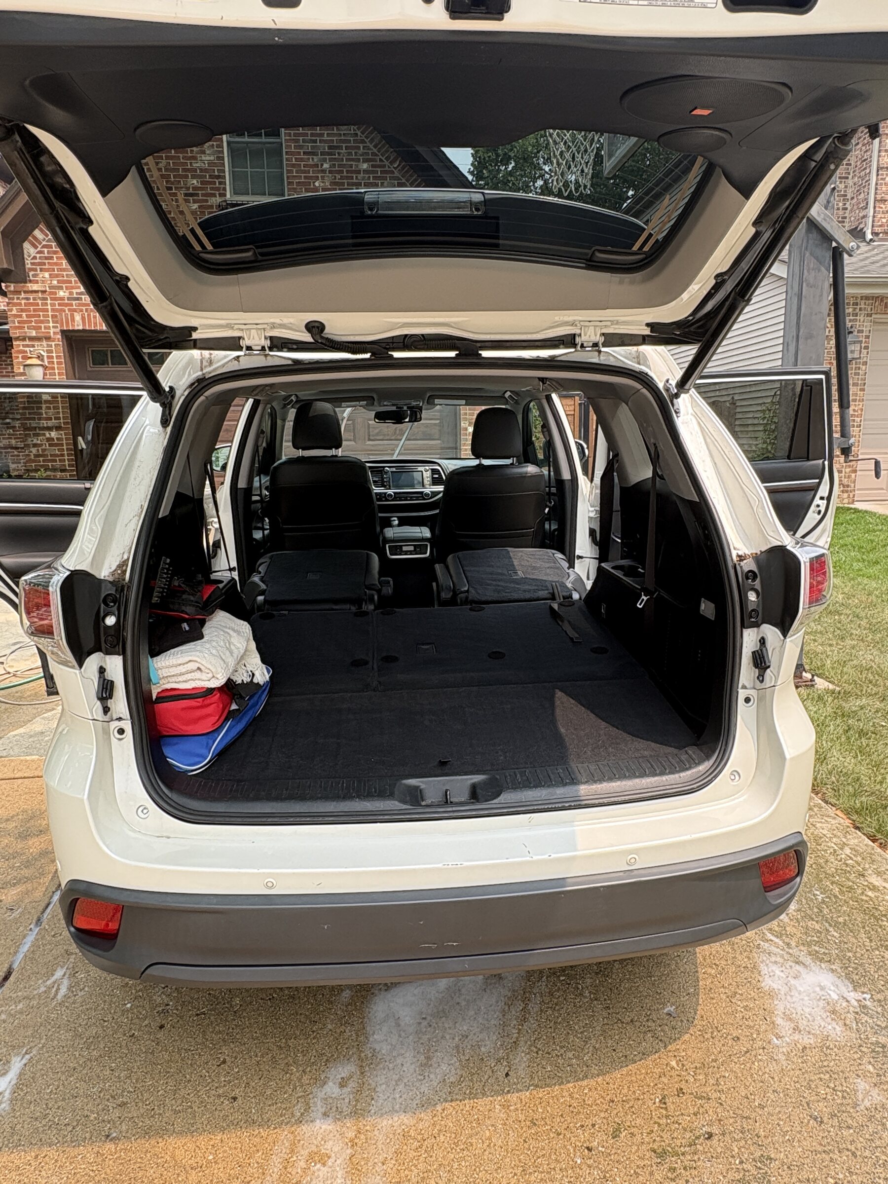 Detailed Toyota Highlander cargo area